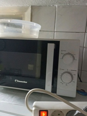 Inventor φούρνος μικροκυμάτων με δύο περιστροφικούς διακόπτες σε λευκό