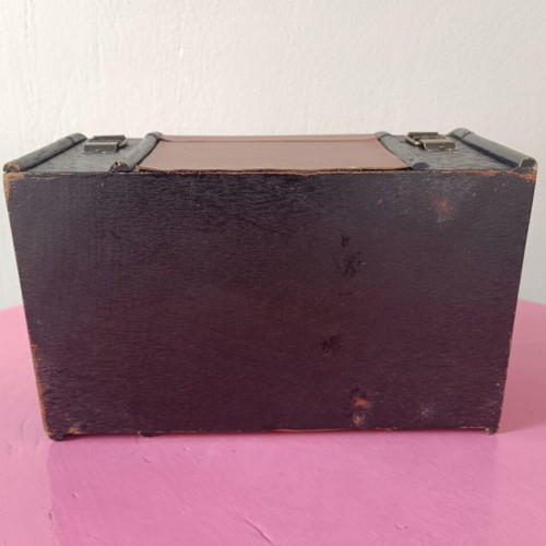 Dimple wooden trunk used with leather details