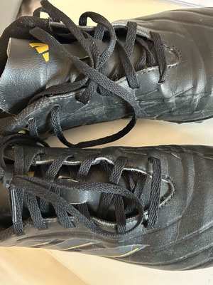 Adidas ποδοσφαιρικά παπούτσια 42 σαν καινούργια, μαύρα με χρυσές λεπτομέρειες