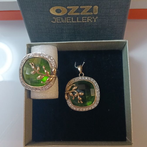 Ozze pendant and ring set like new with green peridot and silver 925