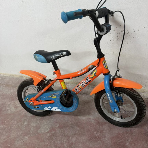 Children's bike with training wheels