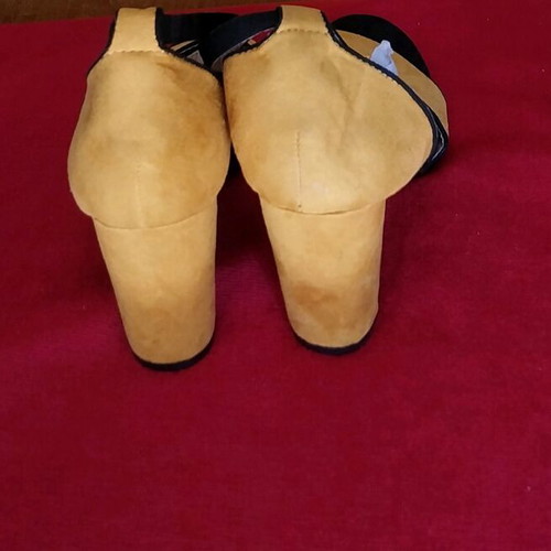 GOGO women's sandals new, size 40, mustard color, 10 cm heel