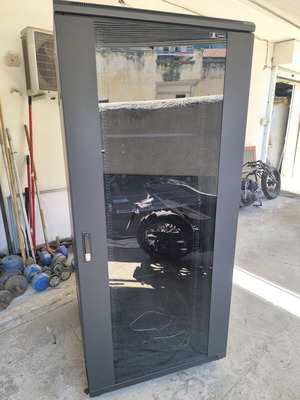 Central Floor Standing Rack Cabinet like new, 184x80x96 cm without CD ROM