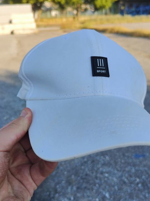 White hat in very good condition, size M