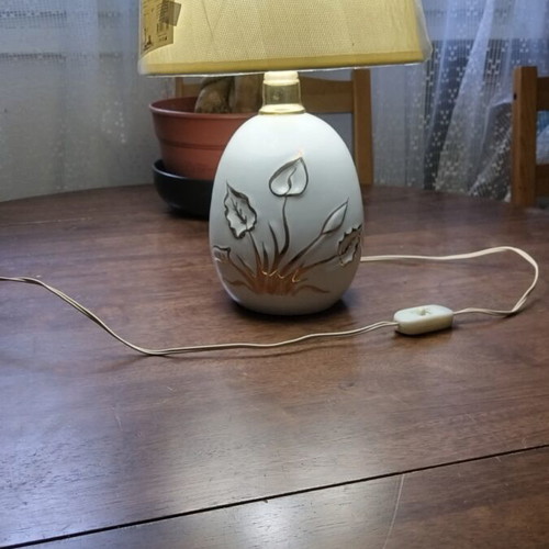 Table lamp with white ceramic base and gold leaf details, like new