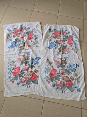 Set of 2 floral towels like new, cotton, vintage design