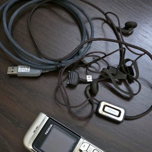 Nokia 7260 like new with original battery, cable and headphones