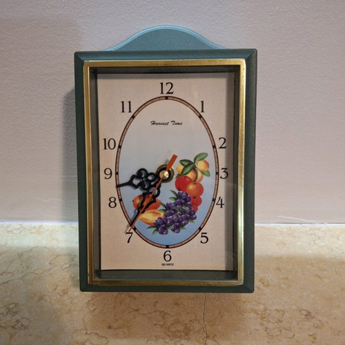 YAP'S key holder clock like new, plastic