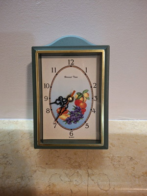 YAP'S key holder clock like new, plastic