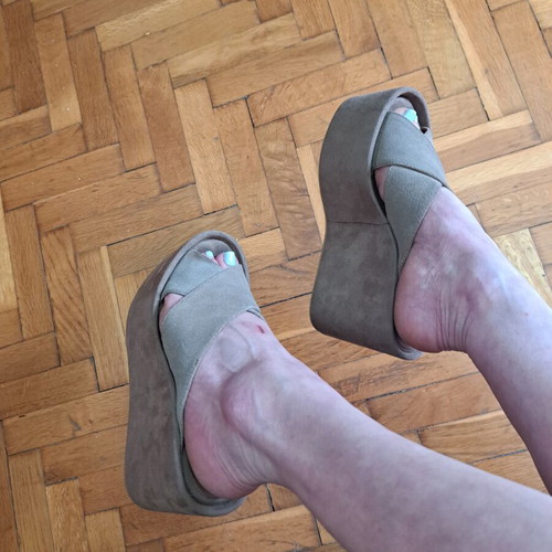Jeffrey Campbell Cameron platform suede sandals like new, taupe, size 37
