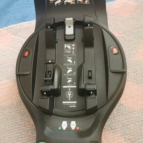 Inglesina Darwin Infant Recline Car Seat and Darwin 360 Isofix Base like new