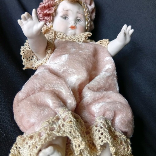 Porcelain doll like new, 21 cm