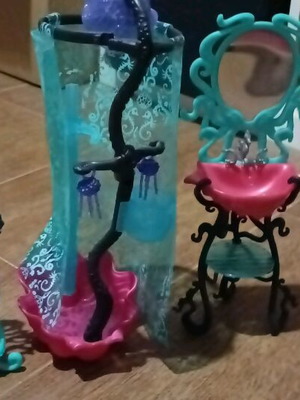 Monster High Lagoona Shower Playset like new, almost complete