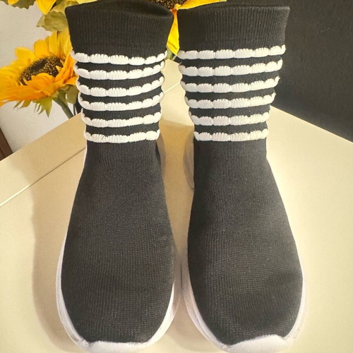 Athletic sock shoes size 31-32 like new, black