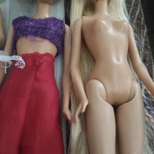 Barbie dolls pack with 9 dolls, 2 bodies, 3 heads and a horse
