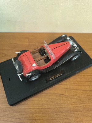Collectible Bugatti 55 model car scale 1:24 like new, two pieces
