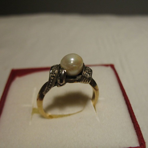 Vintage 18k gold ring with a genuine pearl and 8 diamonds.