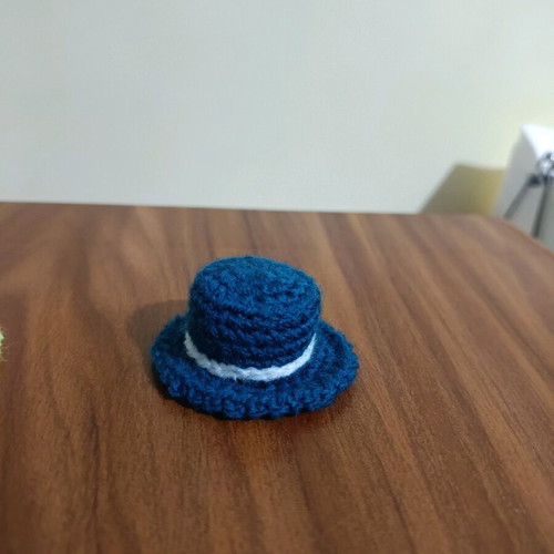 Handmade knitted hat keychain new