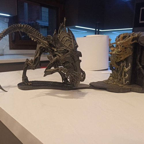 Alien Queen with cocooned terraformer base McFarlane Toys 2003 like new