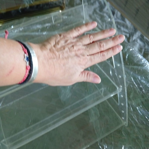 Plexiglass shelves set of 2 like new, ideal for store display