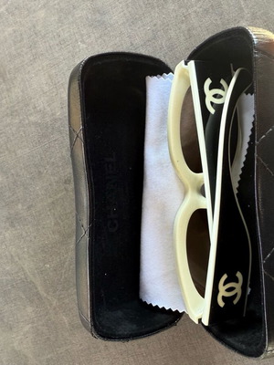 Γυαλιά Chanel σαν καινούργια, μαύρα και λευκά