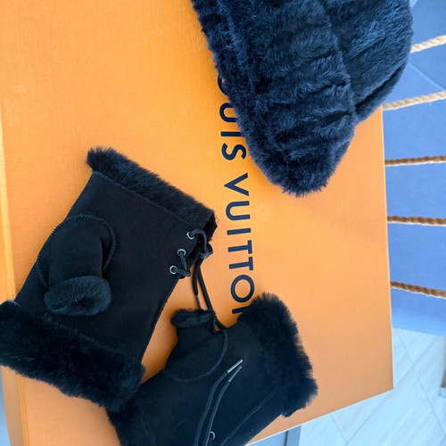 Gloves and hat new from genuine leather and fur black
