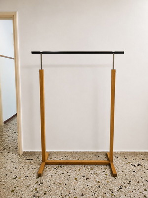 Επαγγελματικός καλόγερος ισπανικού design από εξοπλισμό καταστήματος Zara σαν καινούργιο