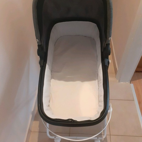 Baby bassinet used with missing top part with zipper