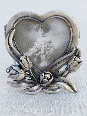 Art Nouveau miniature heart-shaped photo frame like new