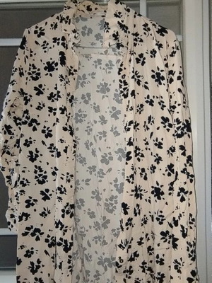Sinsay short dress with long sleeves, black and beige floral