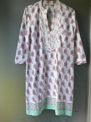 Women's caftan like new, size M, white multicolor