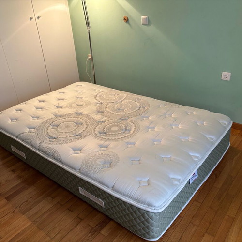 Candia Selene Limited Edition Mattress 130x200 like new with waterproof cover