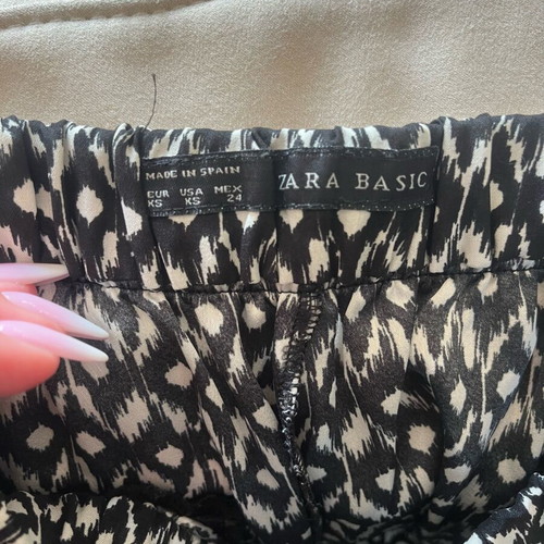 Zara women's short low-rise shorts XS like new, black and white