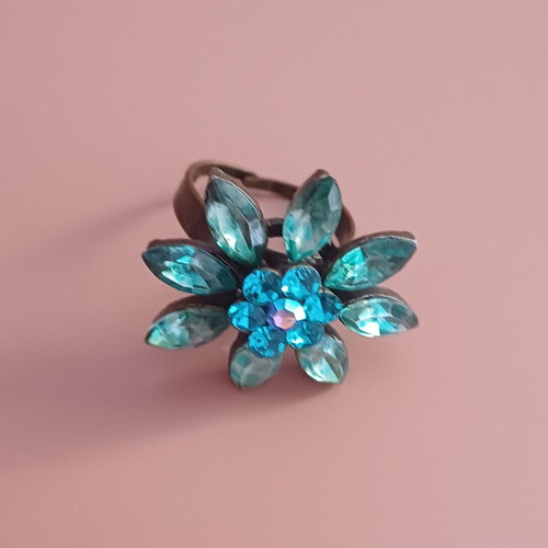 Flower ring used in turquoise color