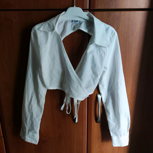 Short shirt with open back like new, white, size S