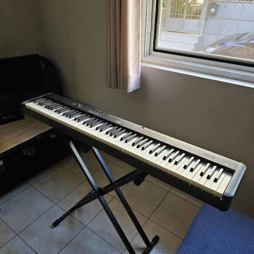 Moukey MEP-120 electric piano like new with 88 weighted keys and accessories