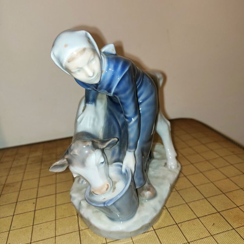 Royal Copenhagen #779 Girl Feeding Calf porcelain figure like new