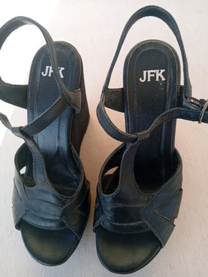 JFK Platforms like new, black leather and fabric