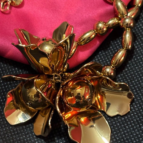 Juicy Couture necklace like new, gold color, 84 cm length