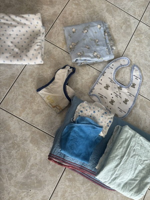 Baby cloths and bibs for newborns, set of 4 diapers, 2 cloths and 2 bibs