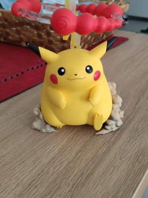 Pikachu VMAX statue new, Pokemon Celebration TCG
