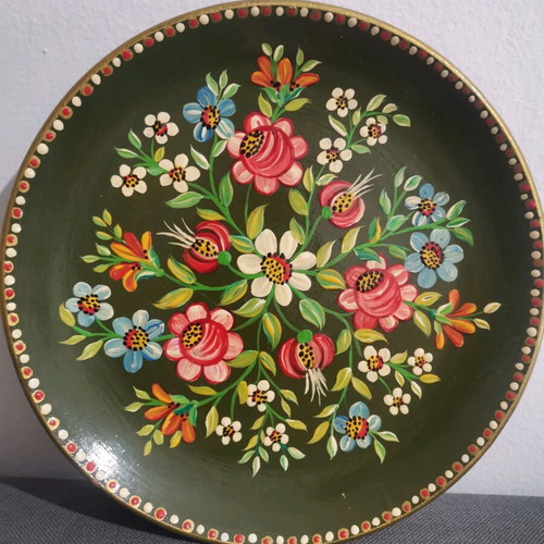 Ceramic decorative plate used with floral designs 18 cm