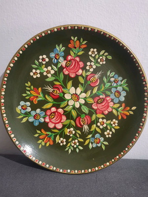 Ceramic decorative plate used with floral designs 18 cm