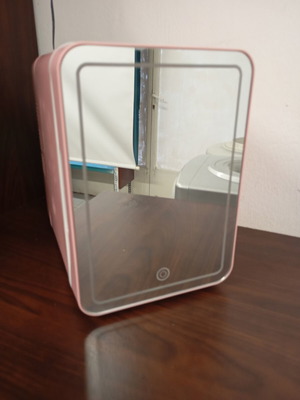 Mini beauty fridge 4 liter like new