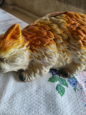 Κεραμικός κουμπαράς Sleeping Kitten ζωγραφισμένος στο χέρι, σε άψογη κατάσταση