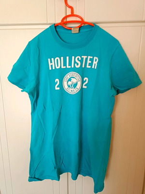 Hollister T shirt size medium in very good condition, blue