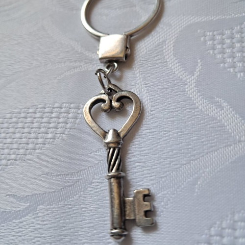 Silver keychain like new, 4.5cm key with 3cm round 925 charm