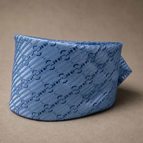 Gucci silk tie in like new condition