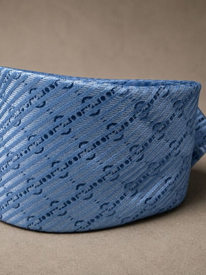 Gucci silk tie in like new condition