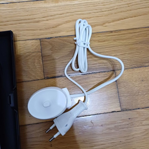 Electric Toothbrush with 4 Replacement Heads like new